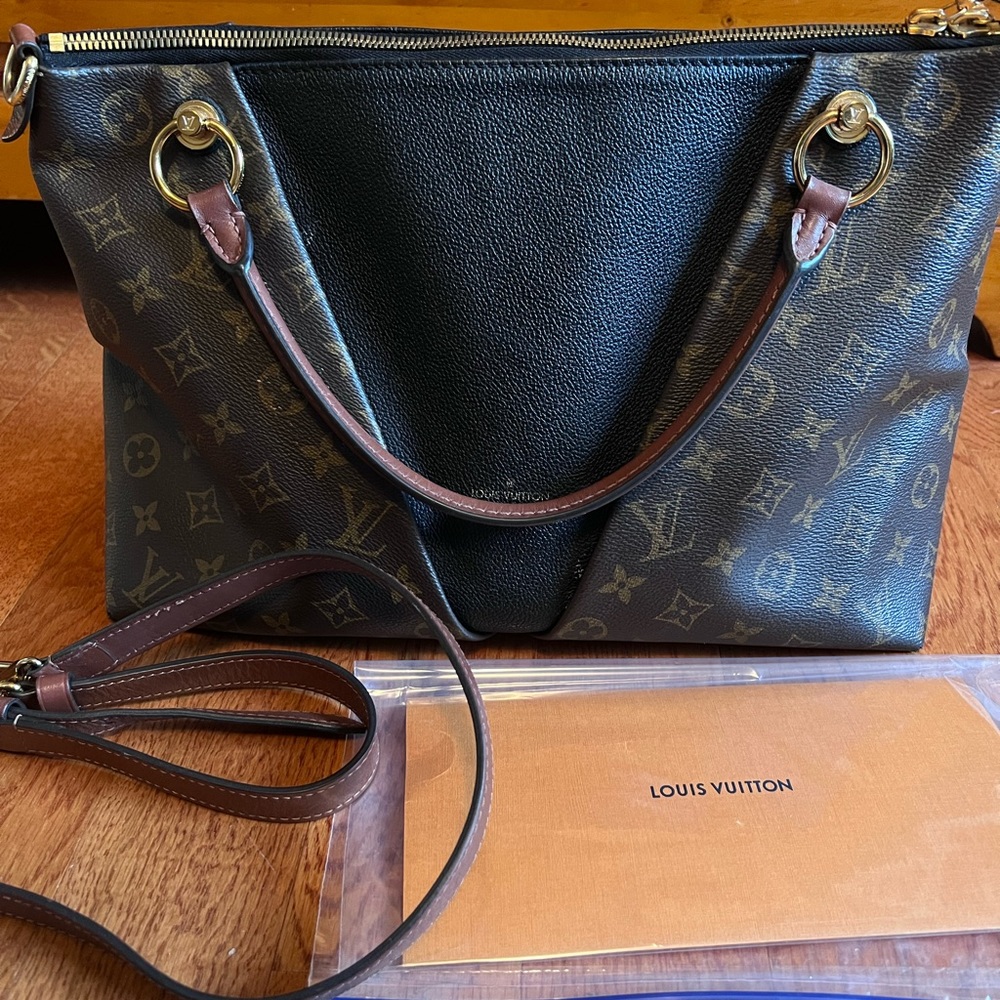 Louis Vuitton V Tote MM Monogram